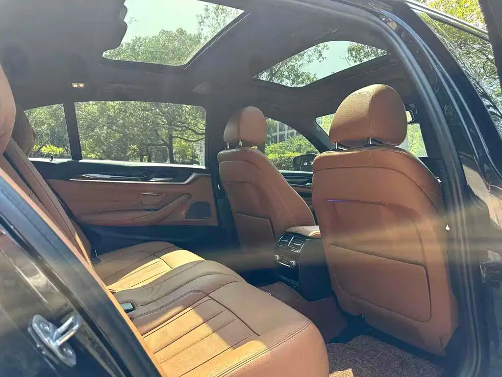 BMW 5 Series 2018 — фото 10