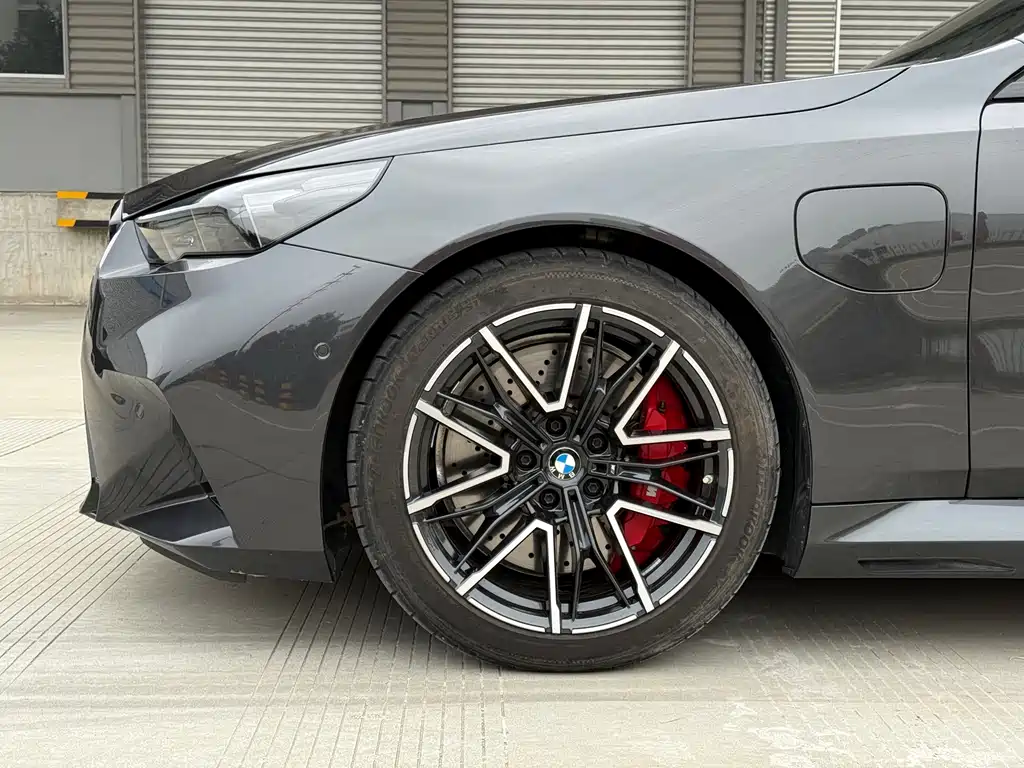 BMW M5 New Energy 2025 — фото 17