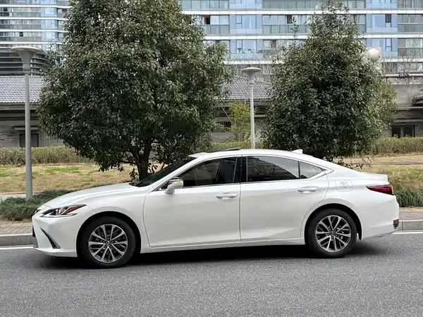 Lexus ES 2024