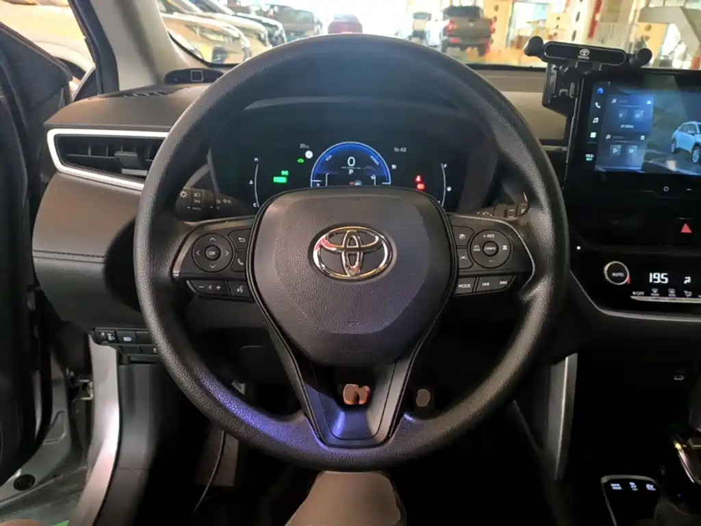 Toyota Corolla Cross 2023 — фото 11