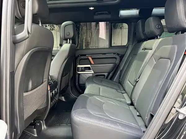 Land Rover Defender 2024