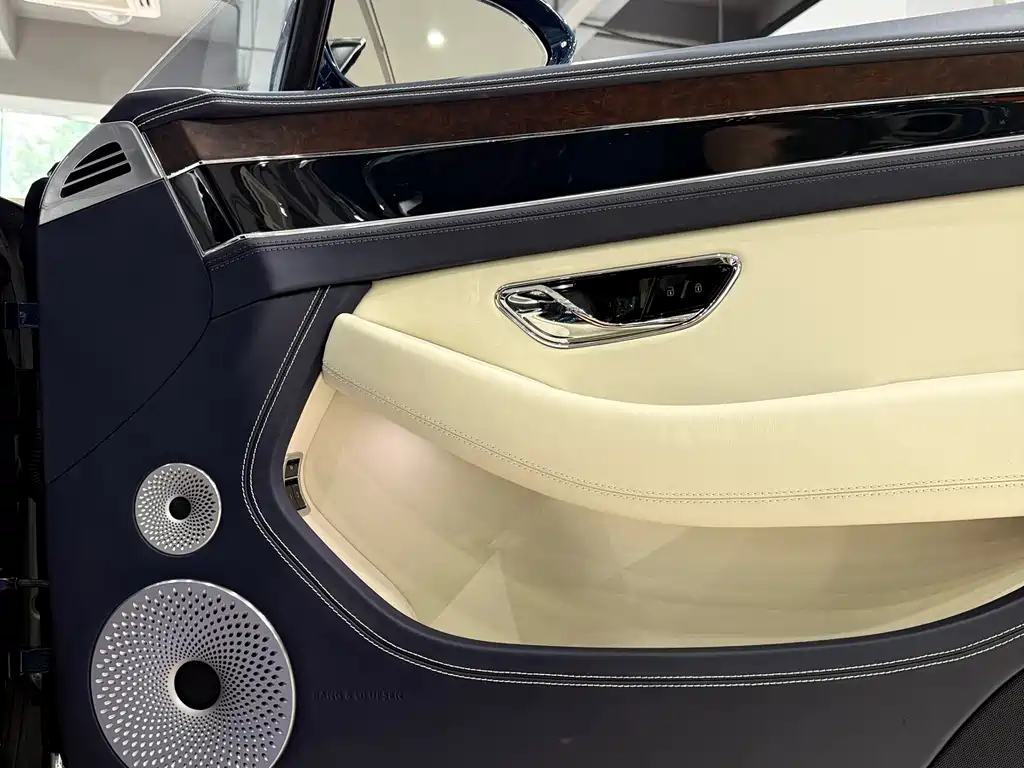 Bentley Continental 2023 — фото 16