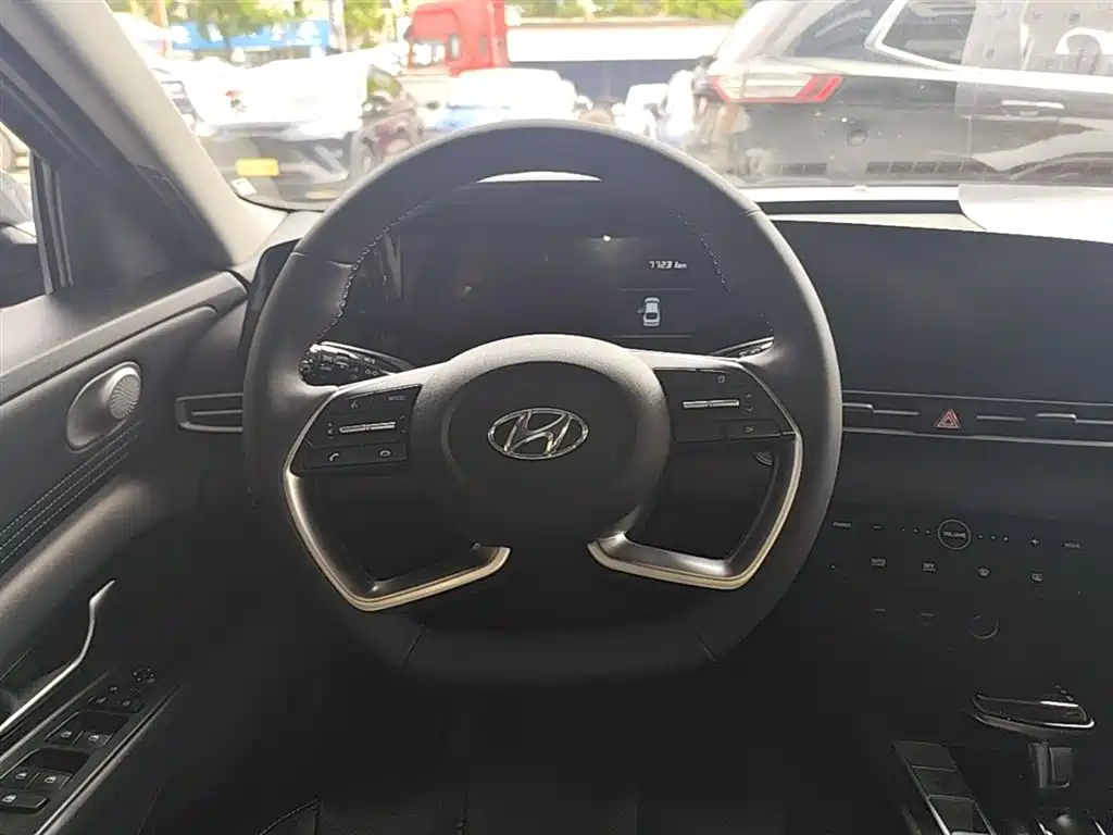 Hyundai Elantra 2021 — фото 11