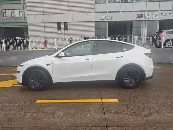 Tesla Model Y 2025