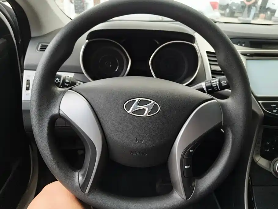 Hyundai Elantra 2016 — фото 15