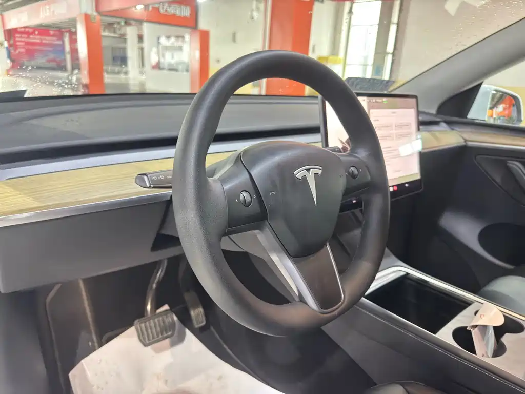 Tesla Model Y 2023 — фото 16