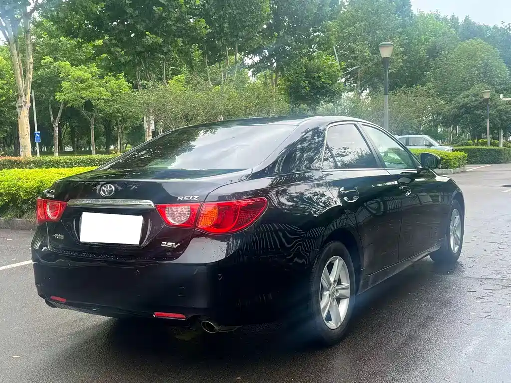 Toyota Reiz 2012