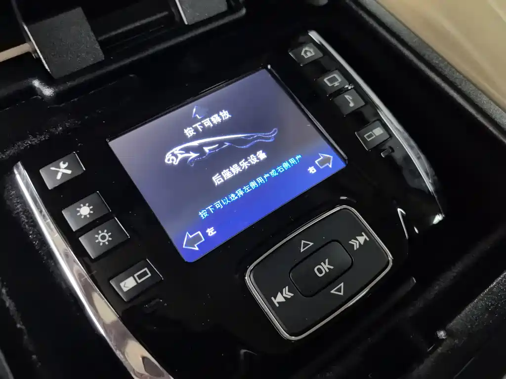 Jaguar XJ 2012 — фото 12