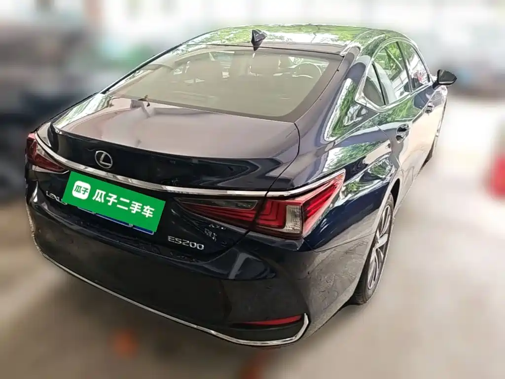 Lexus ES 2018 — фото 12