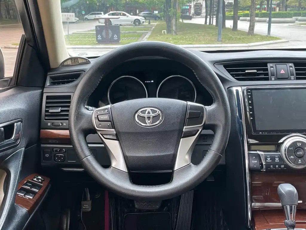Toyota Reiz 2015 — фото 18