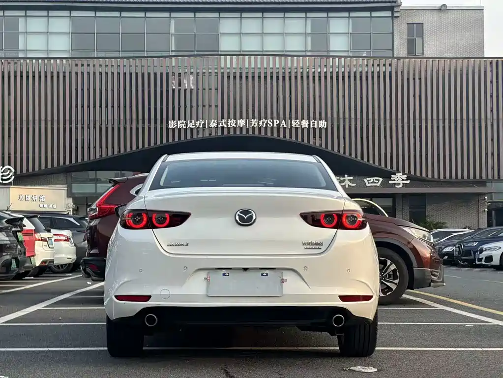 Mazda 3 Axela 2022 — фото 15