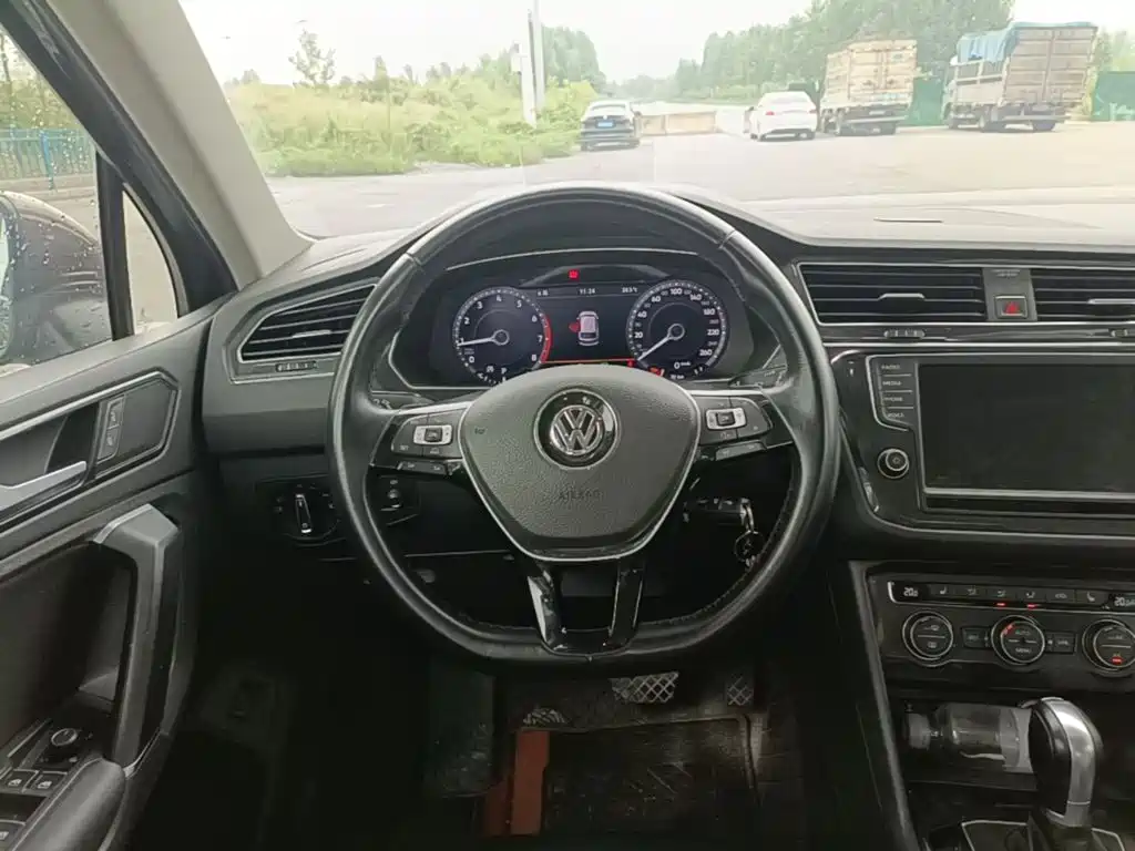 Volkswagen Tiguan 2017 — фото 11