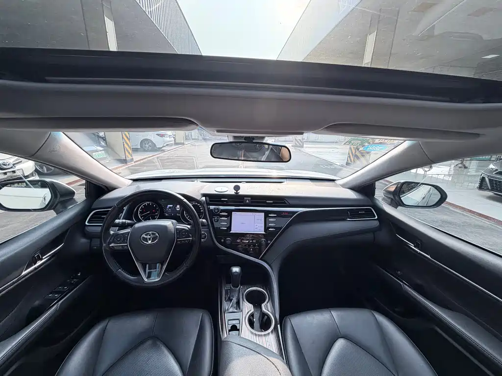 Toyota Camry 2018 — фото 4
