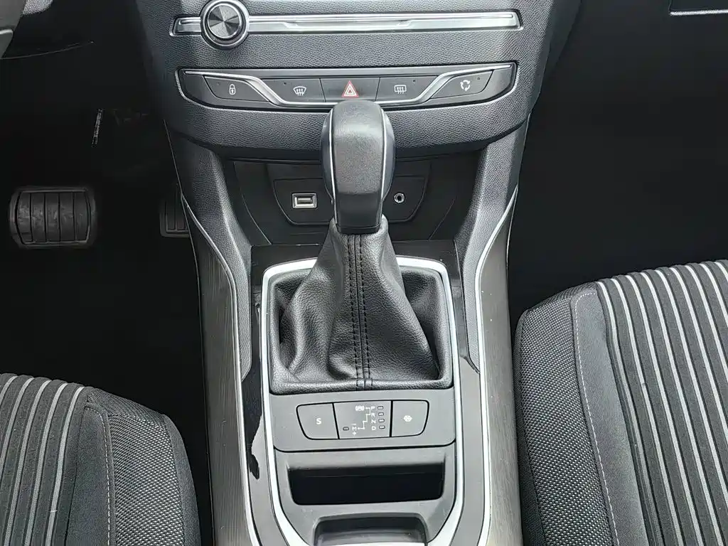 Peugeot 408 2016 — фото 13