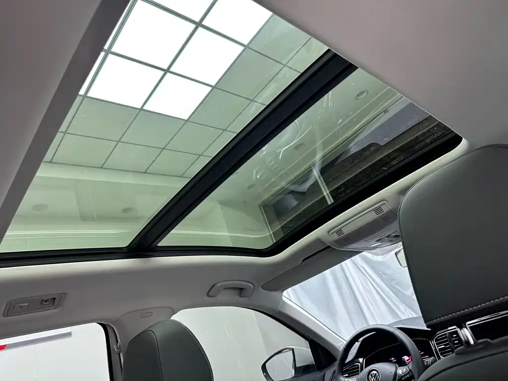 Volkswagen T-Roc 2023 — фото 10