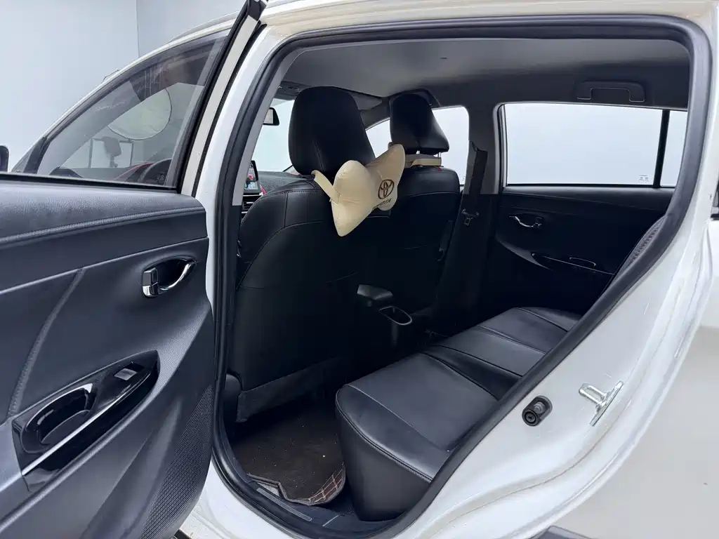 Toyota Yaris L 2022 — фото 10
