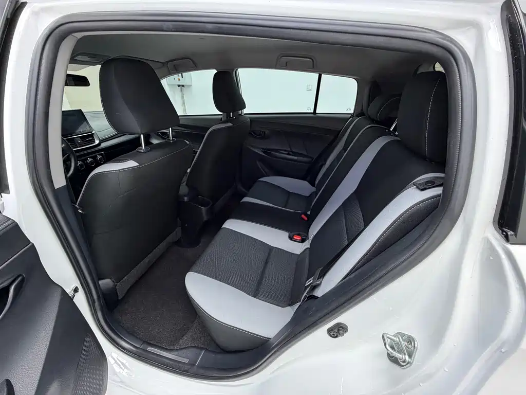 Toyota Yaris L 2022 — фото 16