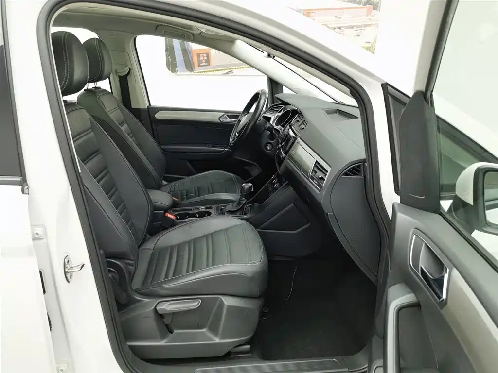 Volkswagen Touran 2017 — фото 23