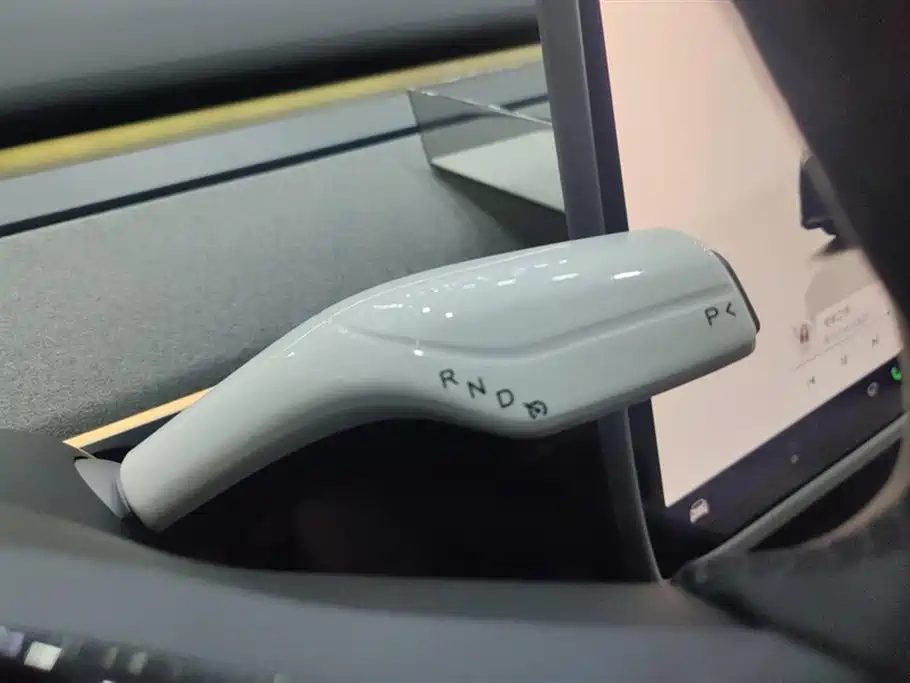 Tesla Model Y 2025 — фото 16