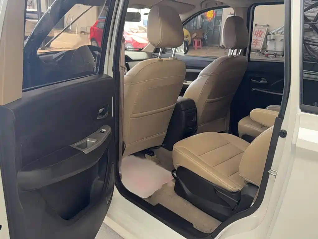 Wuling Hongguang 2018 — фото 15