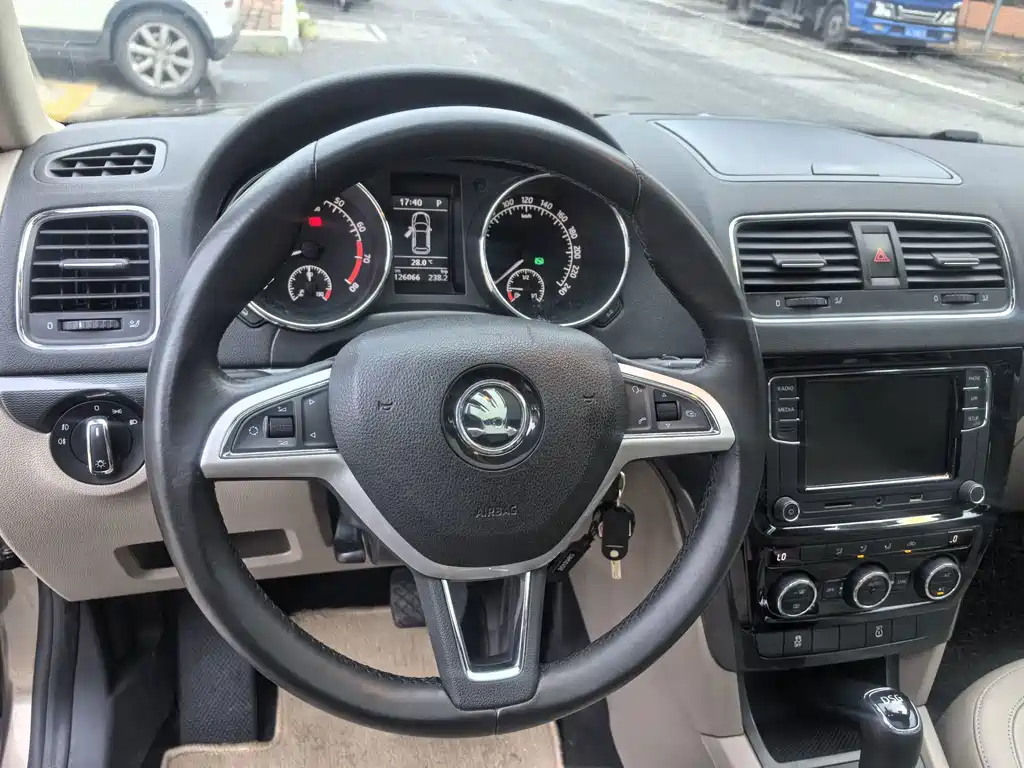 Skoda Yeti 2015 — фото 13
