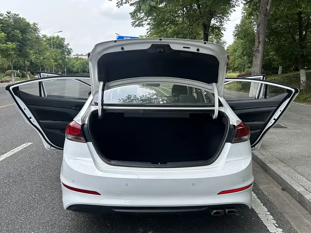 Hyundai Elantra 2019 — фото 14