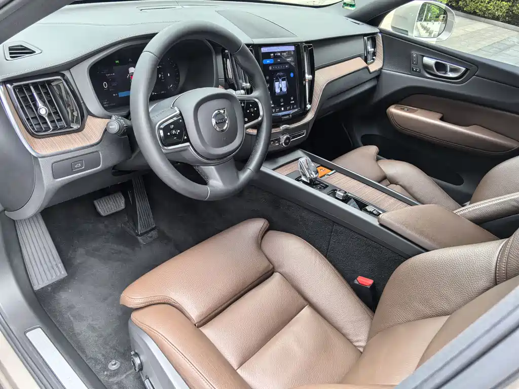 Volvo XC60 2023 — фото 24