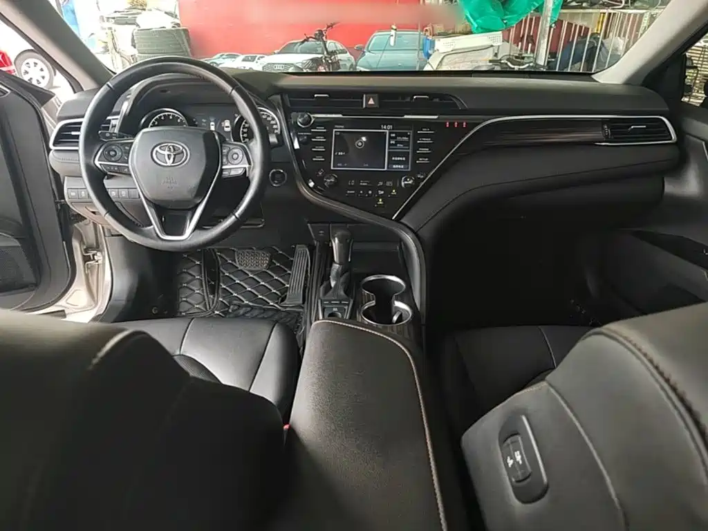 Toyota Camry 2019 — фото 10
