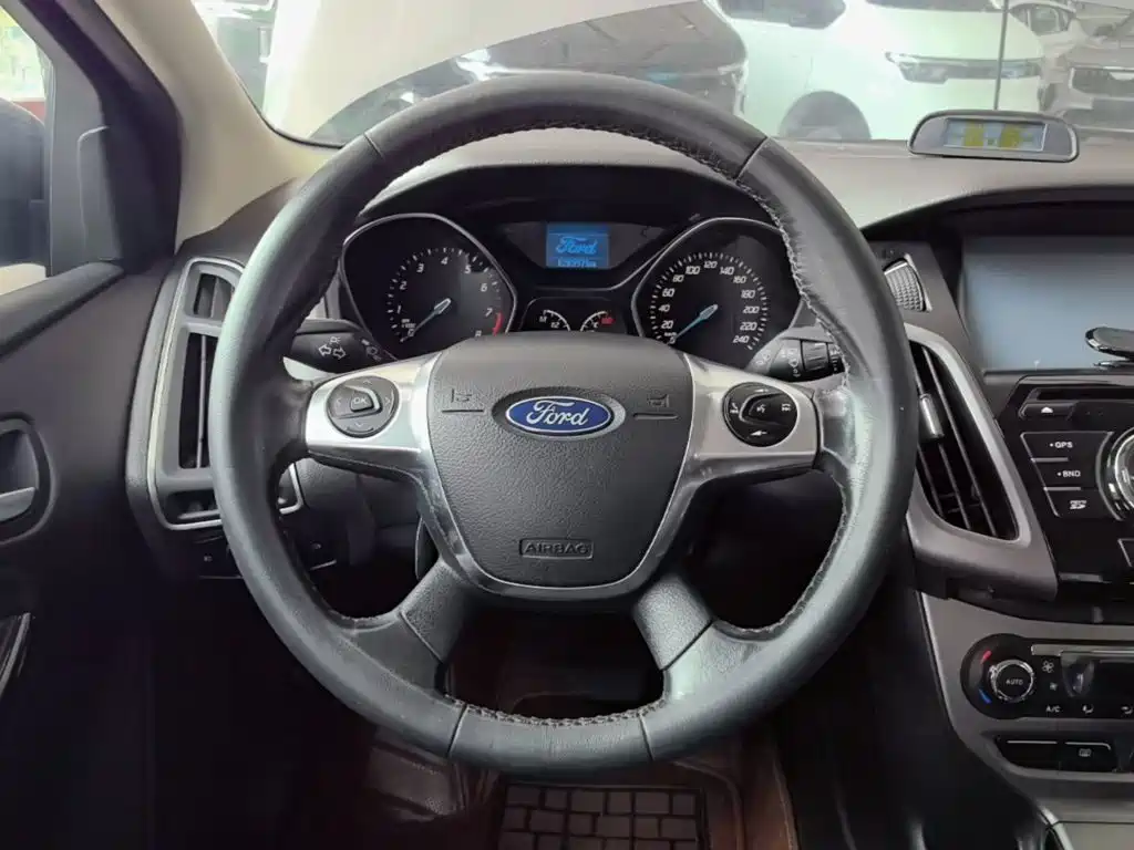 Ford Focus 2014 — фото 11
