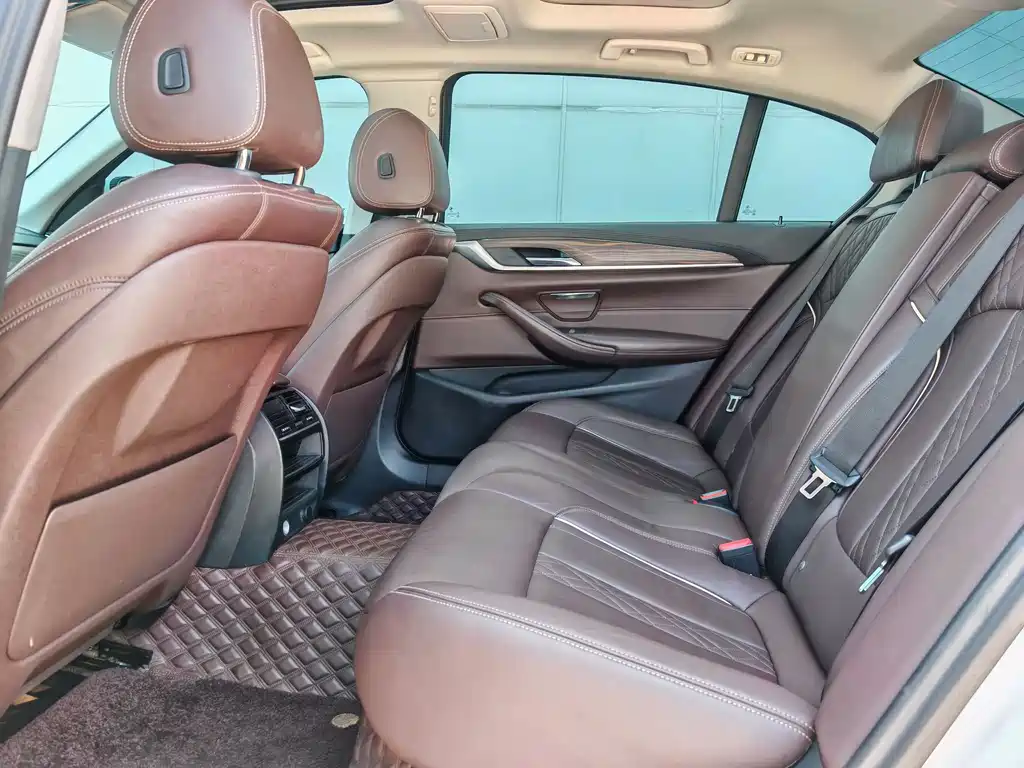 BMW 5 Series 2018 — фото 17