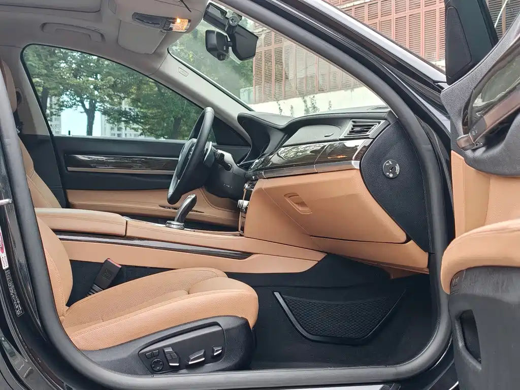 BMW 7 Series 2015 — фото 9