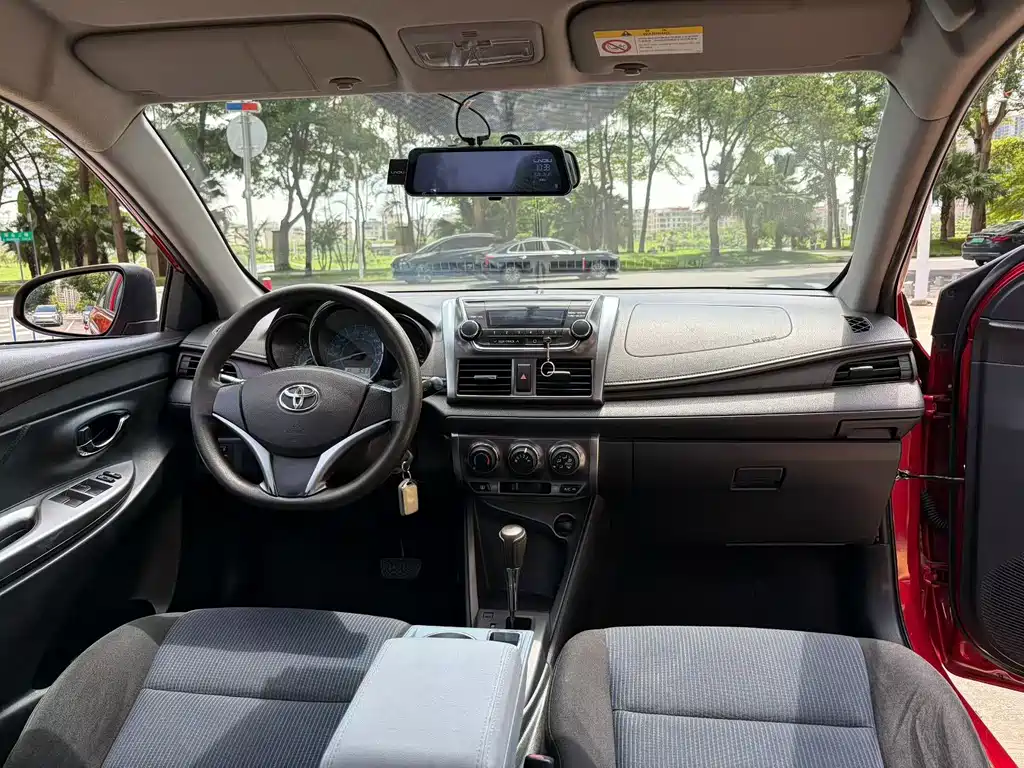 Toyota Yaris L 2015 — фото 4