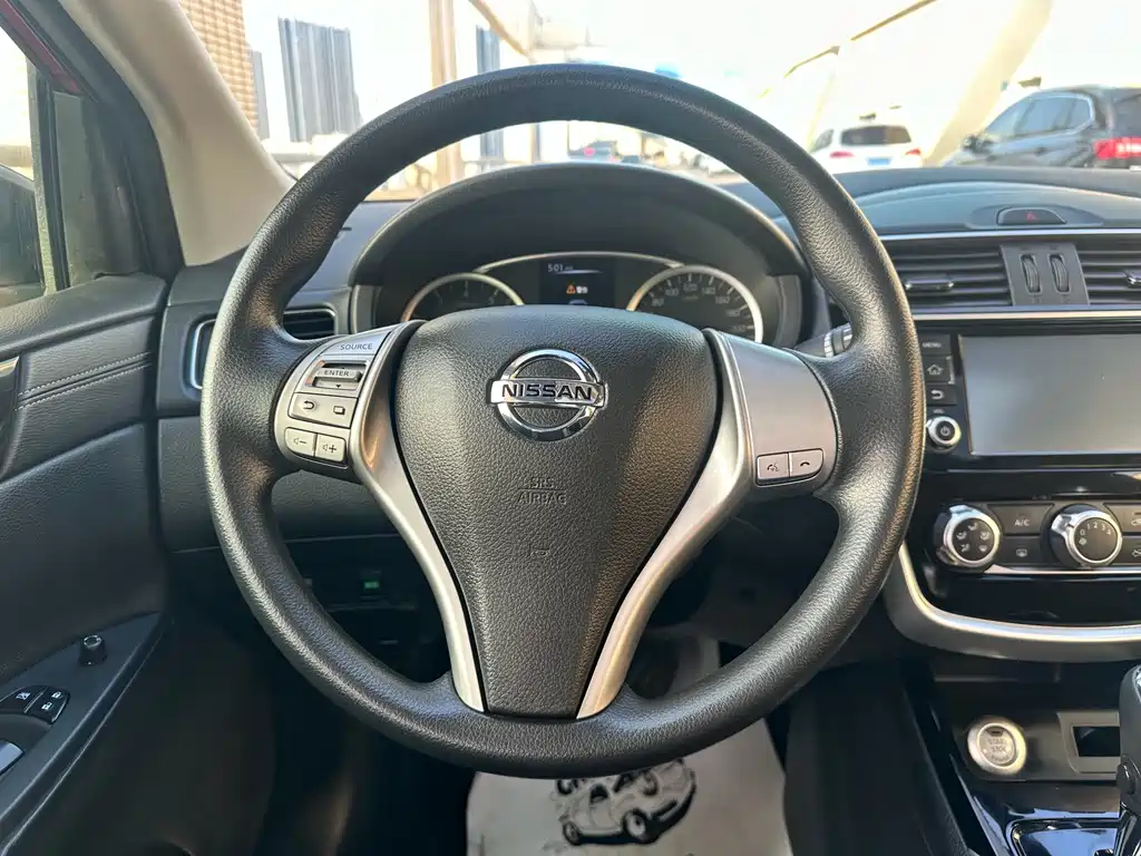 Nissan Tiida 2017 — фото 11