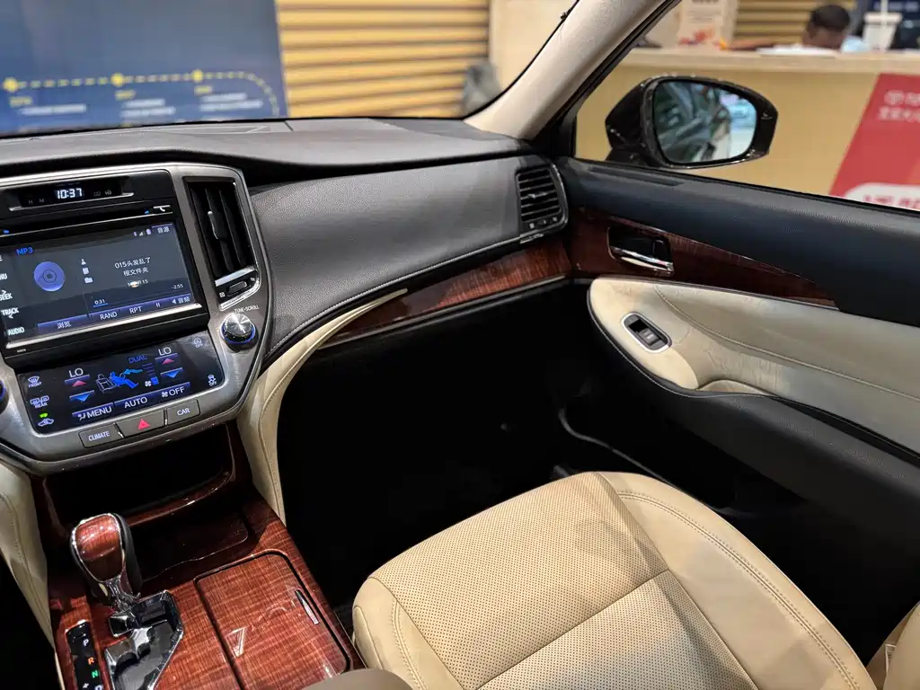 Toyota Crown 2017 — фото 15