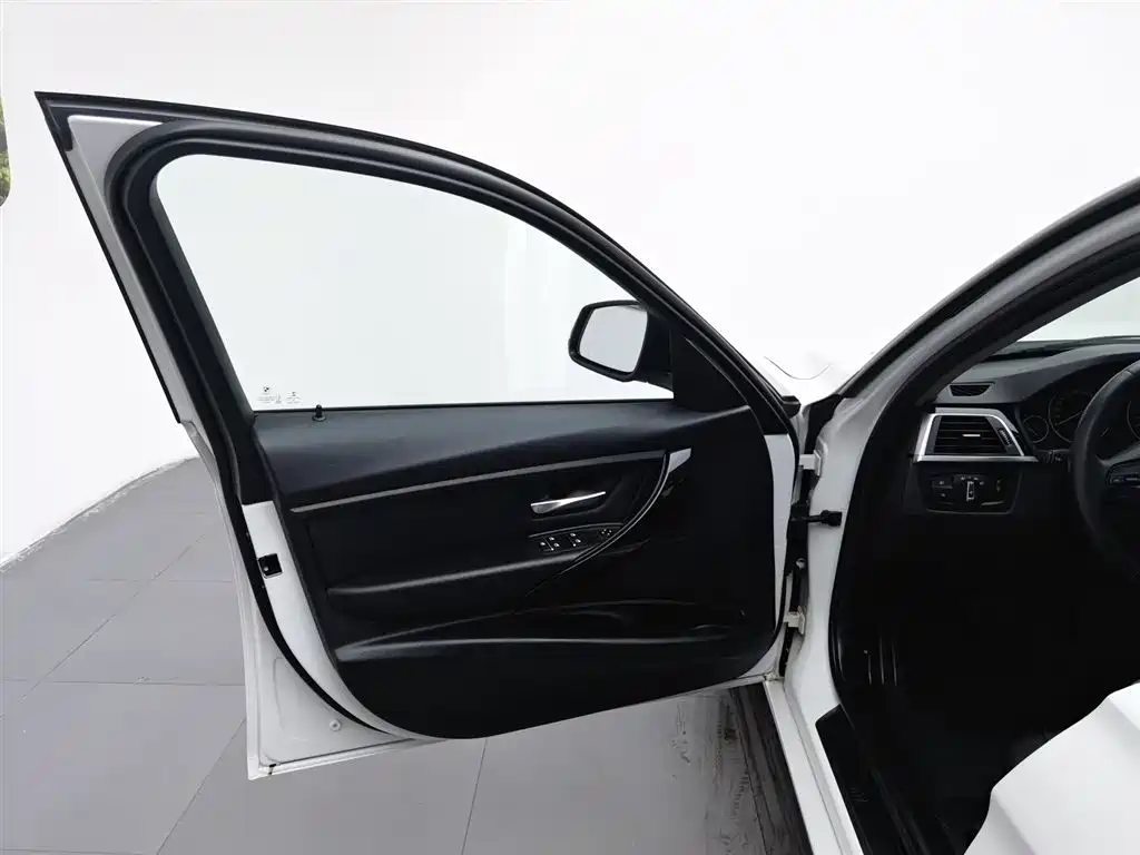 BMW 3 Series 2017 — фото 8