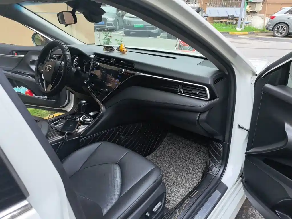 Toyota Camry 2020 — фото 19