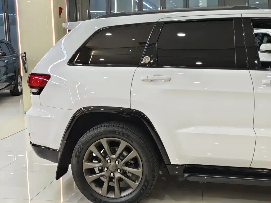 Jeep Grand Cherokee 2017 — фото 18