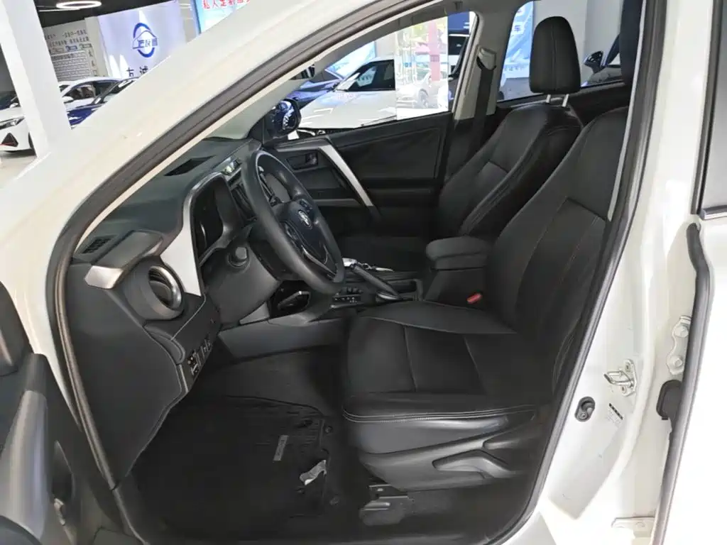 Toyota RAV4 2019 — фото 15