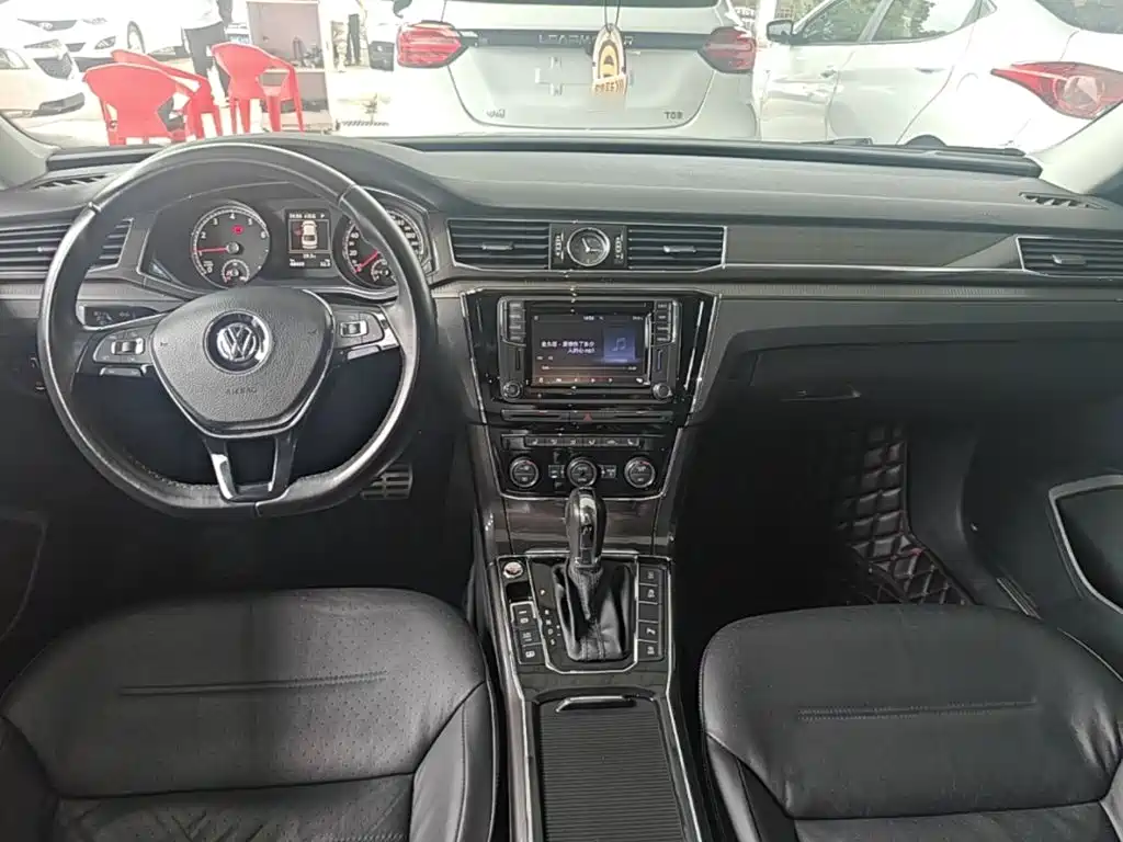Volkswagen Passat 2017 — фото 10