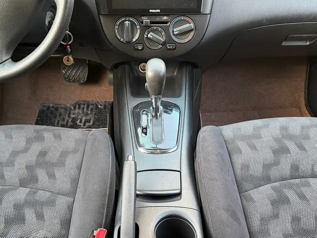 Nissan Tiida 2015 — фото 11
