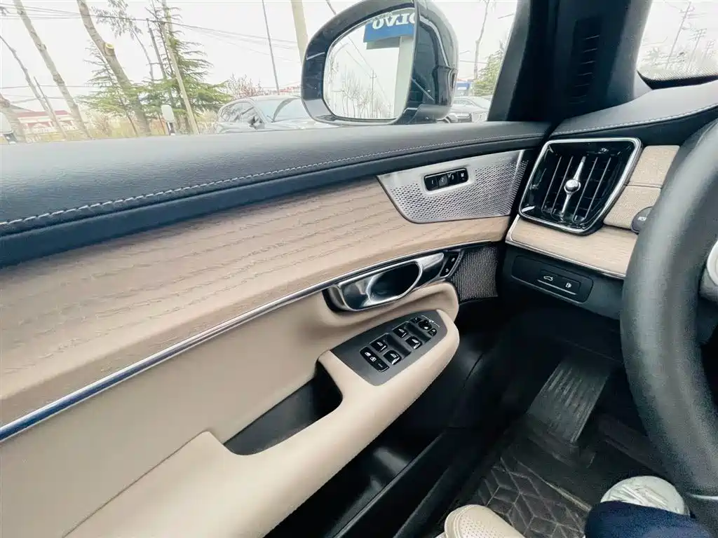 Volvo XC90 Plug-In Hybrid 2025 — фото 17