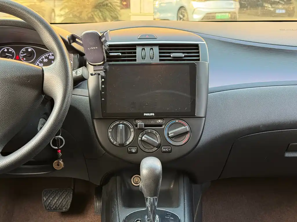 Nissan Tiida 2015 — фото 10
