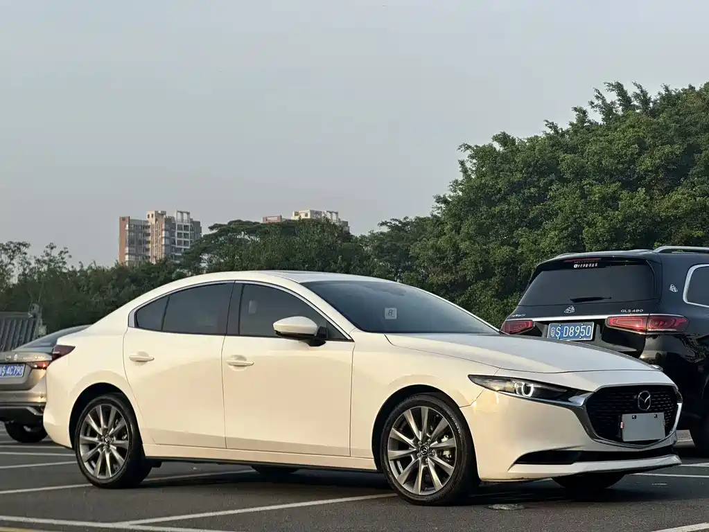 Mazda 3 Axela 2022 — фото 3
