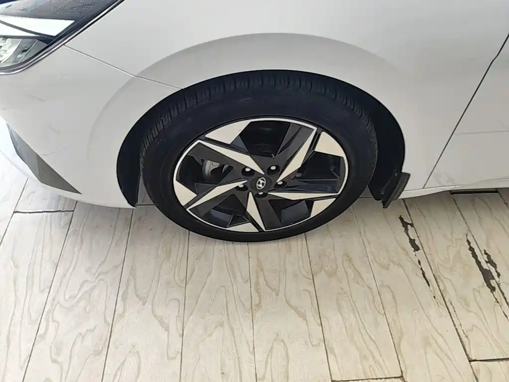 Hyundai Elantra 2023 — фото 23