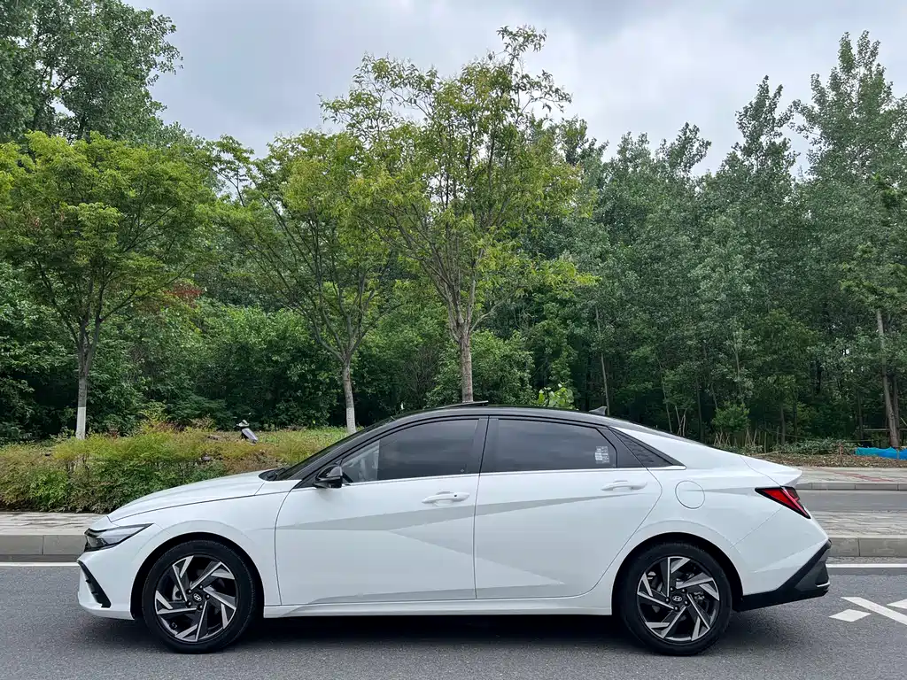 Hyundai Elantra 2023 — фото 4