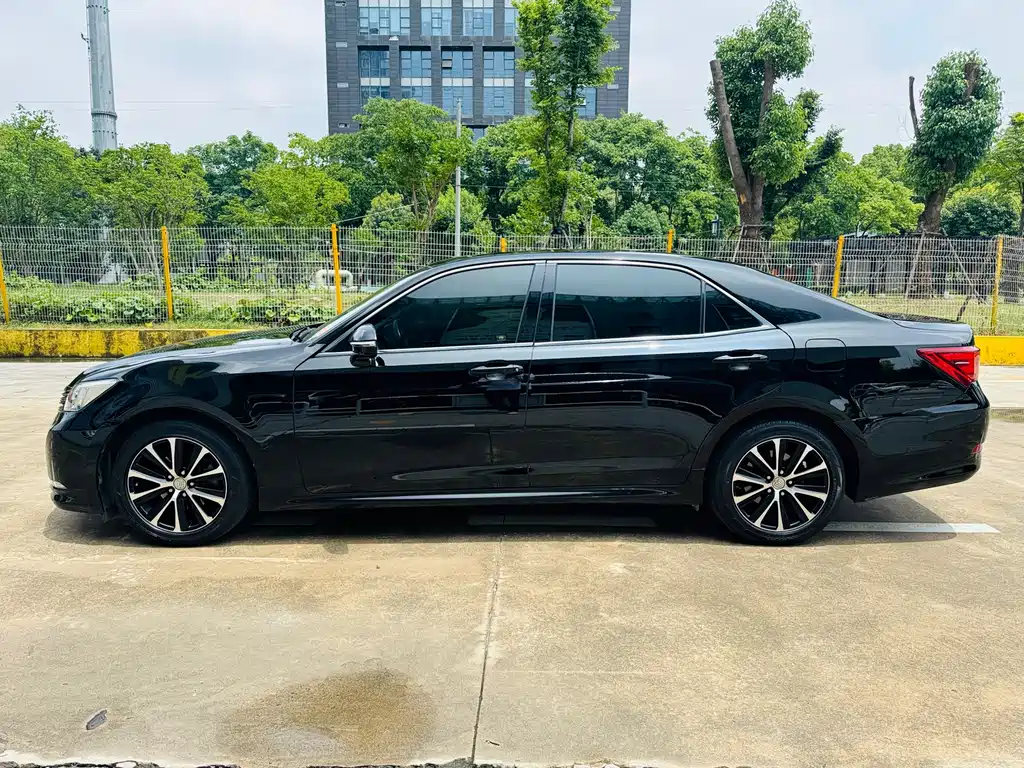 Toyota Crown 2018 — фото 11