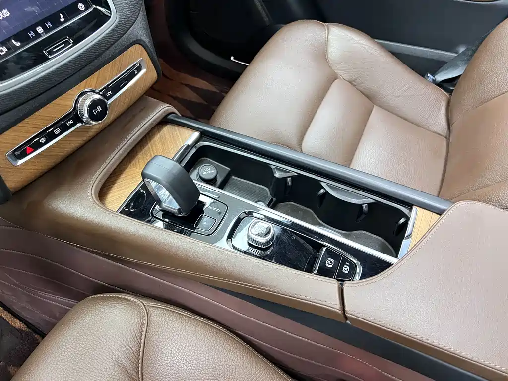 Volvo XC90 2023 — фото 27