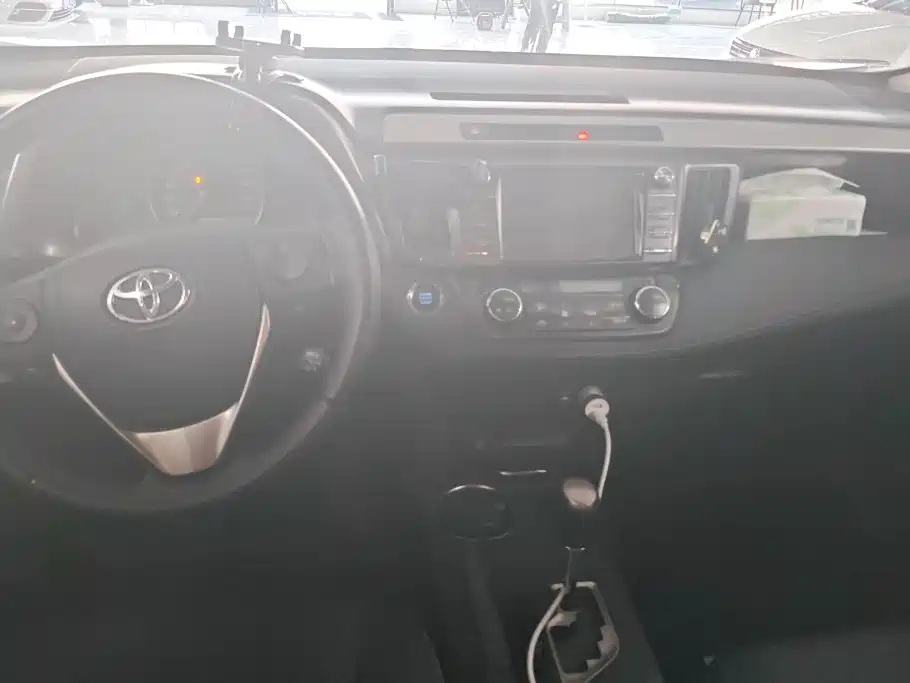 Toyota RAV4 2015 — фото 12