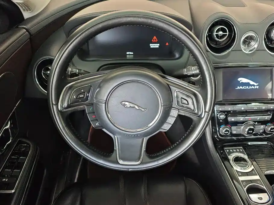 Jaguar XJ 2018 — фото 15