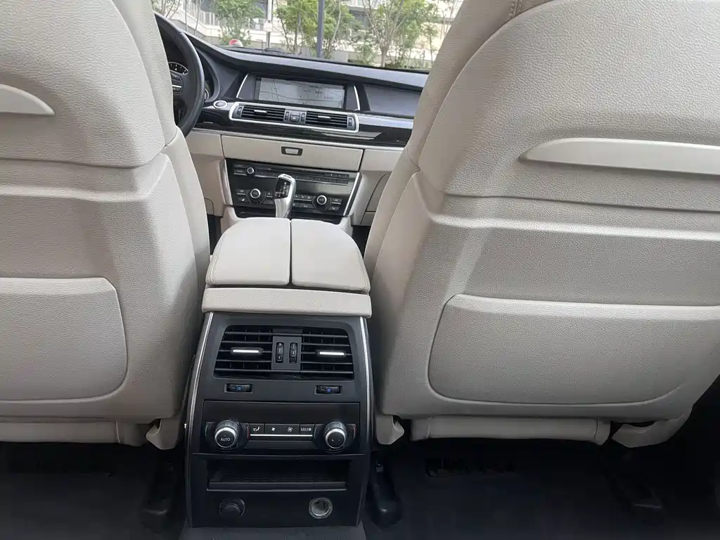 BMW 5 Series GT 2010 — фото 18